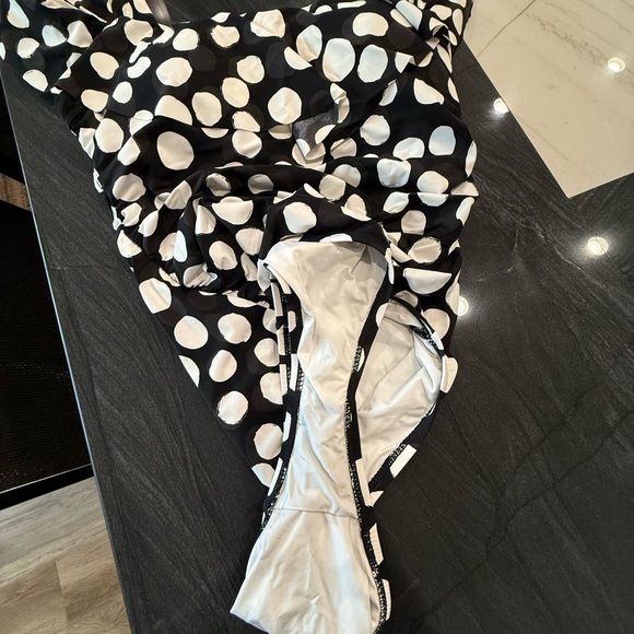 LA BLANCA one-piece swimming suit. Black and white polka dot. - Picture 9 of 13